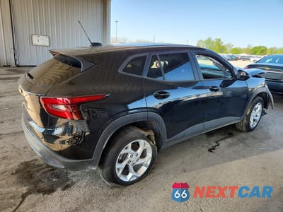 Trzecie zdjęcie samochodu z tyłu: 2025 CHEVROLET TRAX LS VIN:KL77LFEP6SC325071 - miniatura