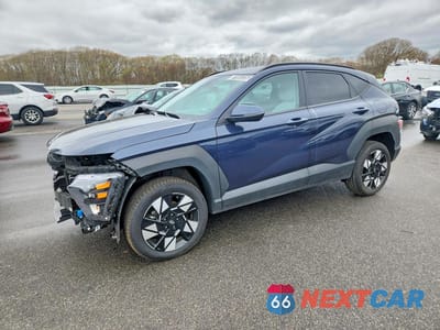 2025 HYUNDAI KONA SEL KM8HBCAB8SU275282 - główne zdjęcie licytacji z USA - miniatura