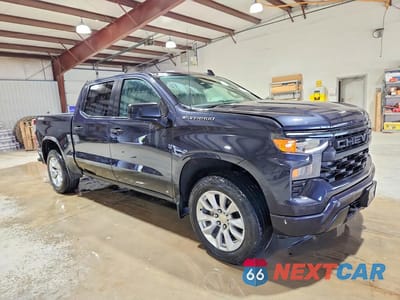 Czwarte zdjęcie samochodu z boku: 2022 CHEVROLET SILVERADO K1500 CUSTOM VIN:1GCPDBEK5NZ524949 - miniatura