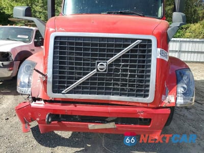 Zdjęcie 7 z 10 samochodu: 2012 VOLVO VNL SEMI TRUCK VIN:4V4NC9EH8CN550333 - miniatura