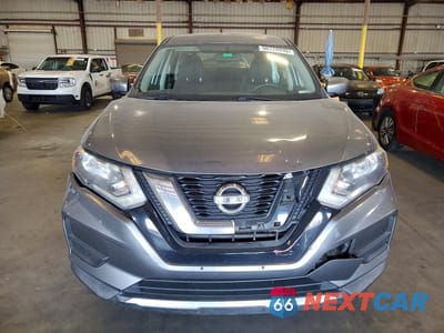 Piąte zdjęcie samochodu w środku: 2017 NISSAN ROGUE S VIN:KNMAT2MV5HP513101 - miniatura