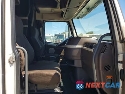Piąte zdjęcie samochodu w środku: 2016 VOLVO VNL SEMI TRUCK VIN:4V4NC9EH9GN948933 - miniatura