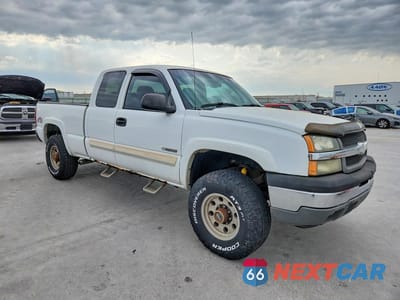 Czwarte zdjęcie samochodu z boku: 2004 CHEVROLET SILVERADO K2500 VIN:1GCGK29U04Z179796 - miniatura