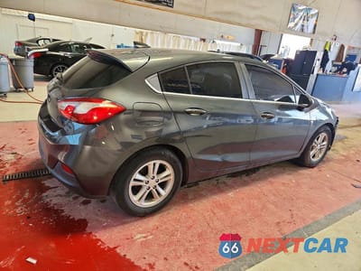 Trzecie zdjęcie samochodu z tyłu: 2017 CHEVROLET CRUZE LT VIN:3G1BE6SM8HS538424 - miniatura