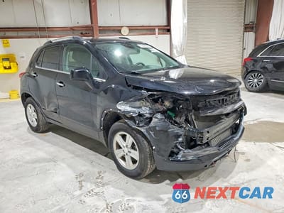 Czwarte zdjęcie samochodu z boku: 2019 CHEVROLET TRAX 1LT VIN:3GNCJPSB0KL346807 - miniatura