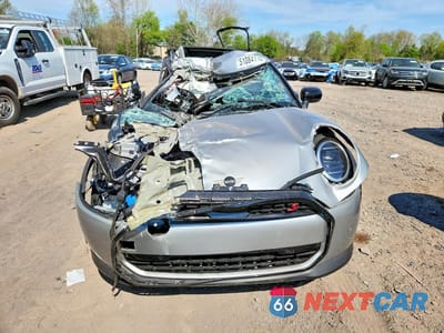 Piąte zdjęcie samochodu w środku: 2025 MINI COOPER S VIN:WMW23GD03S2W17755 - miniatura