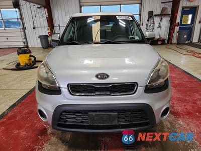 Piąte zdjęcie samochodu w środku: 2012 KIA SOUL BASE VIN:KNDJT2A56C7435859 - miniatura