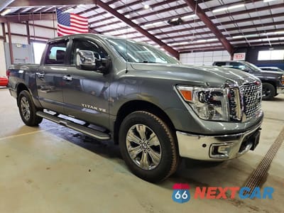 Czwarte zdjęcie samochodu z boku: 2018 NISSAN TITAN SL VIN:1N6AA1E58JN510674 - miniatura