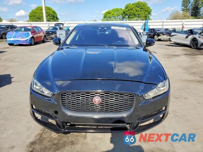 Piąte zdjęcie samochodu w środku: 2017 JAGUAR XE PREMIUM VIN:SAJAD4BG8HA969112 - miniatura
