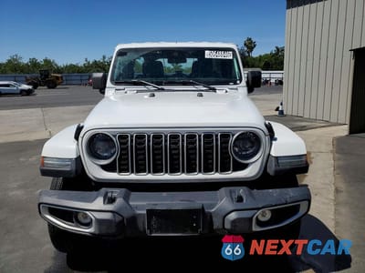 Piąte zdjęcie samochodu w środku: 2025 JEEP WRANGLER SAHARA VIN:1C4PJXEN1SW546900 - miniatura
