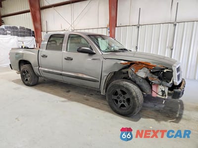 Czwarte zdjęcie samochodu z boku: 2005 DODGE DAKOTA QUAD SLT VIN:1D7HE48N25S165920 - miniatura