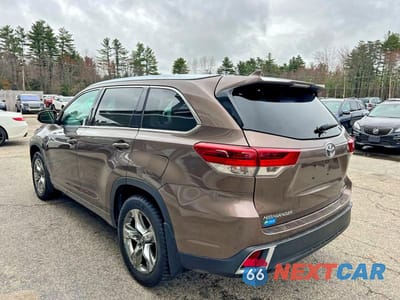 Trzecie zdjęcie samochodu z tyłu: 2018 TOYOTA HIGHLANDER LIMITED PLATINUM VIN:5TDDZRFH9JS862155 - miniatura