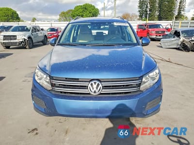 Piąte zdjęcie samochodu w środku: 2017 VOLKSWAGEN TIGUAN S VIN:WVGAV7AX8HK037951 - miniatura