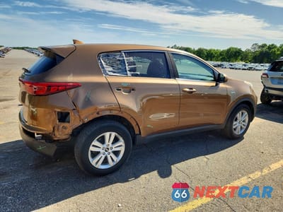 Trzecie zdjęcie samochodu z tyłu: 2017 KIA SPORTAGE LX VIN:KNDPMCAC6H7186210 - miniatura