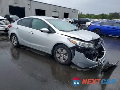 Czwarte zdjęcie samochodu z boku: 2017 KIA FORTE LX VIN:3KPFK4A79HE096205 - miniatura