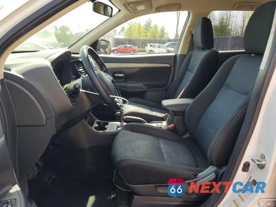Zdjęcie 7 z 13 samochodu: 2016 MITSUBISHI OUTLANDER SE VIN:JA4AZ3A30GZ061269 - miniatura