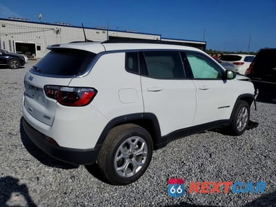 Trzecie zdjęcie samochodu z tyłu: 2026 JEEP COMPASS LATITUDE VIN:3C4NJDBN0TT190005 - miniatura