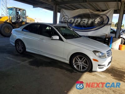 Czwarte zdjęcie samochodu z boku: 2012 MERCEDES-BENZ C 300 4MATIC VIN:WDDGF8BB0CR238124 - miniatura