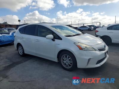 Czwarte zdjęcie samochodu z boku: 2013 TOYOTA PRIUS V THREE VIN:JTDZN3EU9D3268863 - miniatura