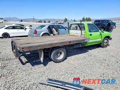 Trzecie zdjęcie samochodu z tyłu: 1993 TOYOTA PICKUP CAB CHASSIS SUPER LONG WHEELBASE VIN:JT5VN94T2P0030445 - miniatura