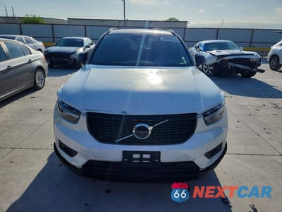 Piąte zdjęcie samochodu w środku: 2022 VOLVO XC40 T5 R-DESIGN VIN:YV4162UM3N2772920 - miniatura