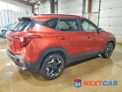 Trzecie zdjęcie samochodu z tyłu: 2025 KIA SELTOS S VIN:KNDEUCAA2S7702513 - miniatura