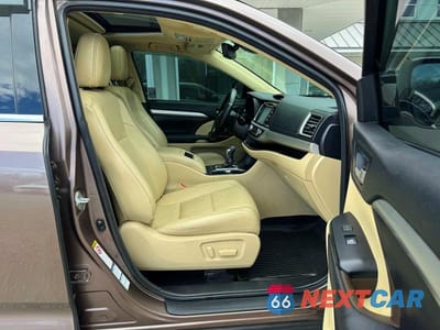Piąte zdjęcie samochodu w środku: 2018 TOYOTA HIGHLANDER XLE VIN:5TDJZRFH0JS905980 - miniatura