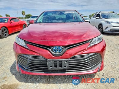 Piąte zdjęcie samochodu w środku: 2020 TOYOTA CAMRY LE VIN:4T1C31AK0LU521495 - miniatura