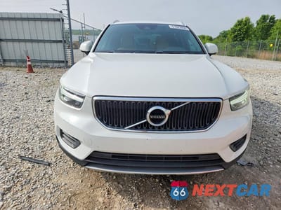 Piąte zdjęcie samochodu w środku: 2019 VOLVO XC40 T5 MOMENTUM VIN:YV4162UK2K2123314 - miniatura
