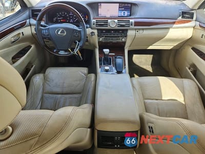 Zdjęcie 8 z 12 samochodu: 2014 LEXUS LS 460 VIN:JTHCL5EF4E5022753 - miniatura