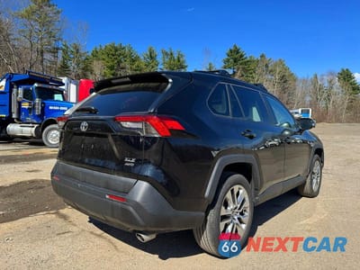 Czwarte zdjęcie samochodu z boku: 2021 TOYOTA RAV4 XLE PREMIUM VIN:2T3A1RFV4MC241684 - miniatura