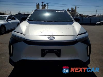 Piąte zdjęcie samochodu w środku: 2024 TOYOTA BZ4X XLE VIN:JTMAAAAA9RA042611 - miniatura