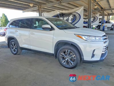 Czwarte zdjęcie samochodu z boku: 2019 TOYOTA HIGHLANDER LE VIN:5TDBZRFH9KS932049 - miniatura