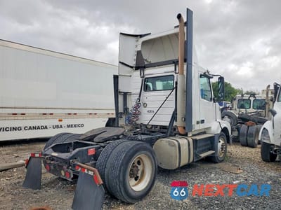 Czwarte zdjęcie samochodu z boku: 2016 VOLVO VNL SEMI TRUCK VIN:4V4N39TGXGN965492 - miniatura