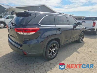 Czwarte zdjęcie samochodu z boku: 2018 TOYOTA HIGHLANDER LE PLUS VIN:5TDBZRFH1JS816049 - miniatura