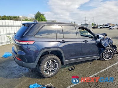Trzecie zdjęcie samochodu z tyłu: 2023 JEEP GRAND CHEROKEE TRAILHAWK 4XE VIN:1C4RJYC66P8875064 - miniatura