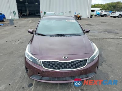 Piąte zdjęcie samochodu w środku: 2018 KIA FORTE LX VIN:3KPFK4A78JE169828 - miniatura