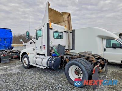 Trzecie zdjęcie samochodu z tyłu: 2013 KENWORTH T660 SEMI TRUCK VIN:1XKAA48X2DJ354794 - miniatura