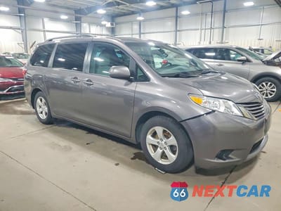 Czwarte zdjęcie samochodu z boku: 2017 TOYOTA SIENNA LE 8-PASSENGER VIN:5TDKZ3DC2HS795713 - miniatura