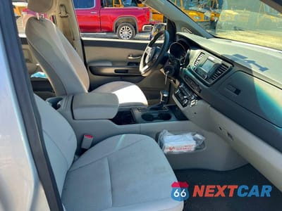 Piąte zdjęcie samochodu w środku: 2018 KIA SEDONA L VIN:KNDMA5C12J6400723 - miniatura