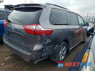 Trzecie zdjęcie samochodu z tyłu: 2018 TOYOTA SIENNA LE VIN:5TDKZ3DC6JS905376 - miniatura
