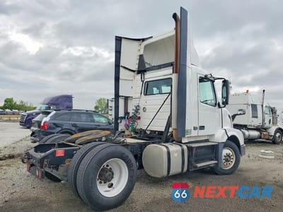 Czwarte zdjęcie samochodu z boku: 2016 VOLVO VNL SEMI TRUCK VIN:4V4N39TG0GN965646 - miniatura
