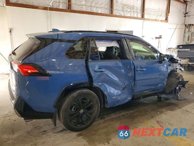 Trzecie zdjęcie samochodu z tyłu: 2024 TOYOTA RAV4 SE VIN:JTM16RFVXRD150990 - miniatura