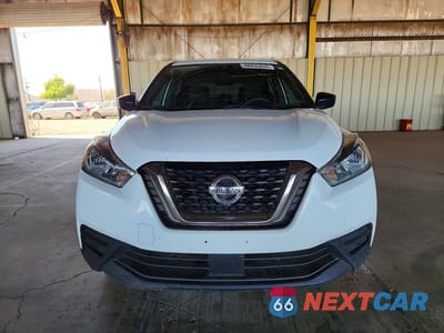Piąte zdjęcie samochodu w środku: 2020 NISSAN KICKS S VIN:3N1CP5BV6LL539621 - miniatura