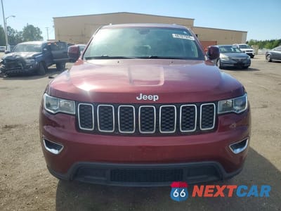 Piąte zdjęcie samochodu w środku: 2018 JEEP GRAND CHEROKEE LAREDO VIN:1C4RJEAG1JC185575 - miniatura