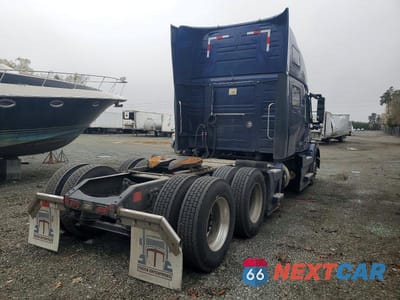 Czwarte zdjęcie samochodu z boku: 2018 VOLVO VN VNL - SEMI TRUCK VIN:4V4NC9EH0JN996005 - miniatura
