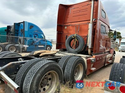 Czwarte zdjęcie samochodu z boku: 2007 VOLVO VN VNL VIN:4V4NC9KK87N466664 - miniatura