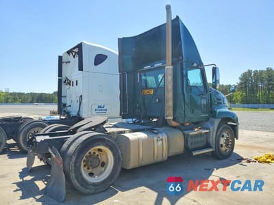 Czwarte zdjęcie samochodu z boku: 2017 MACK CXU612 SEMI TRUCK VIN:1M1AW01XXHM009775 - miniatura