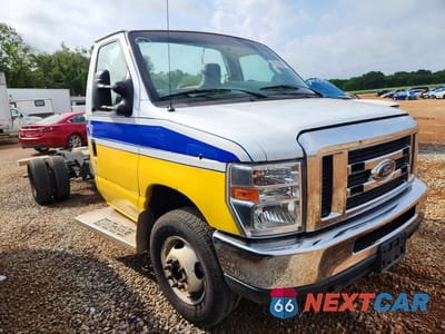 Czwarte zdjęcie samochodu z boku: 2018 FORD ECONOLINE E450 SUPER DUTY CUTAWAY VAN VIN:1FDXE4FS0JDC23211 - miniatura