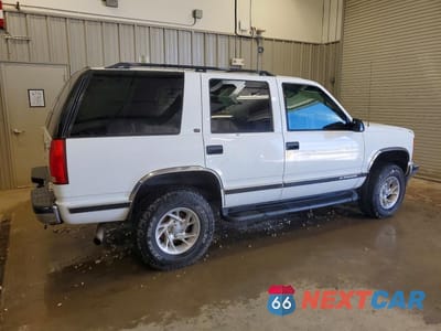 Trzecie zdjęcie samochodu z tyłu: 1999 CHEVROLET TAHOE K1500 VIN:1GNEK13R6XJ355699 - miniatura